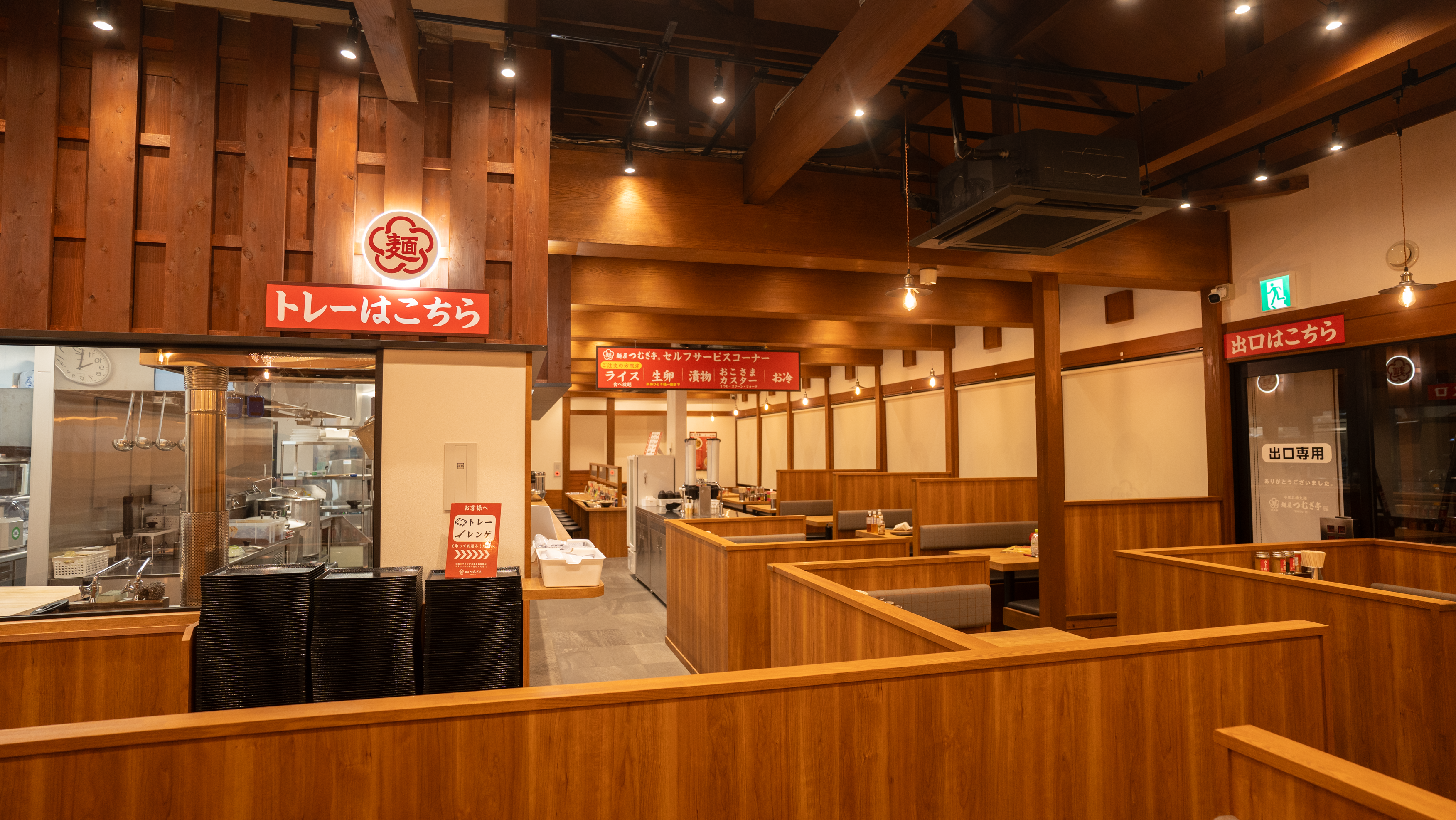 木目基調の店内。仕切りのあるボックス席とお渡しカウンター