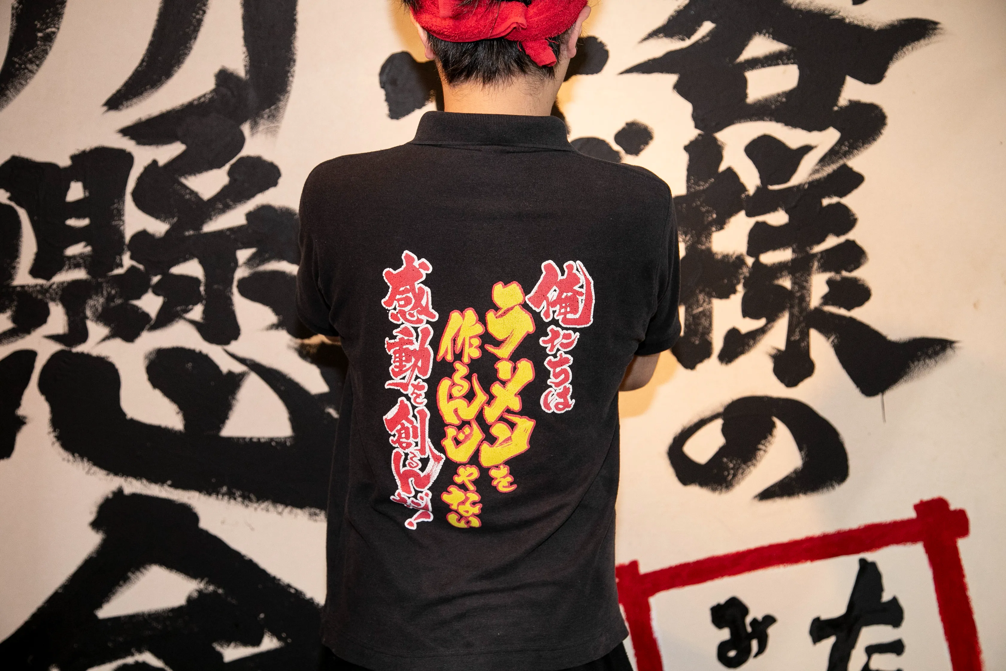 後ろ姿のTシャツの写真